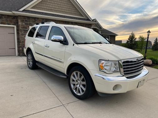 Photo 1 of 18 of 2007 Chrysler Aspen Limited